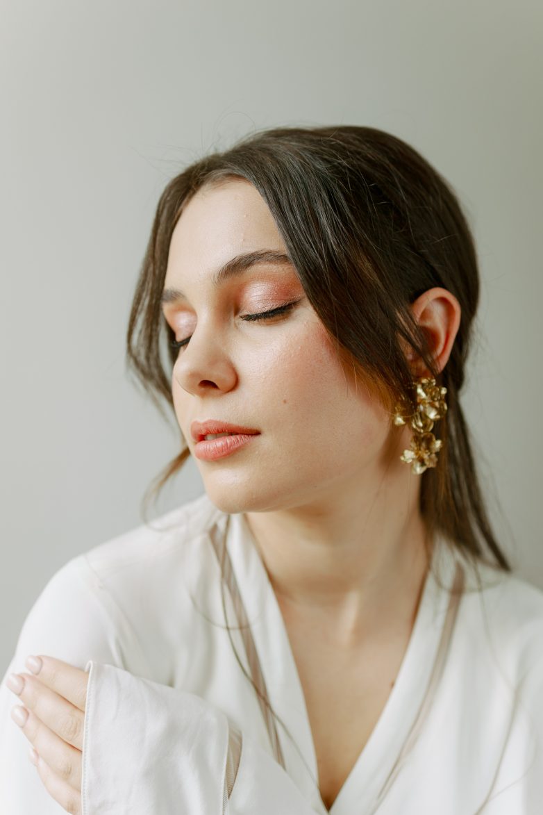 cours de maquillage donné par une professionnelle